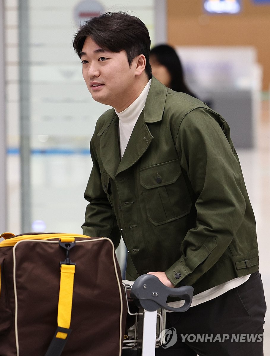 Go Woo-suk of the San Diego Padres walks through an arrival gate at Incheon International Airport, west of Seoul, on Jan. 6, 2024. (Yonhap)