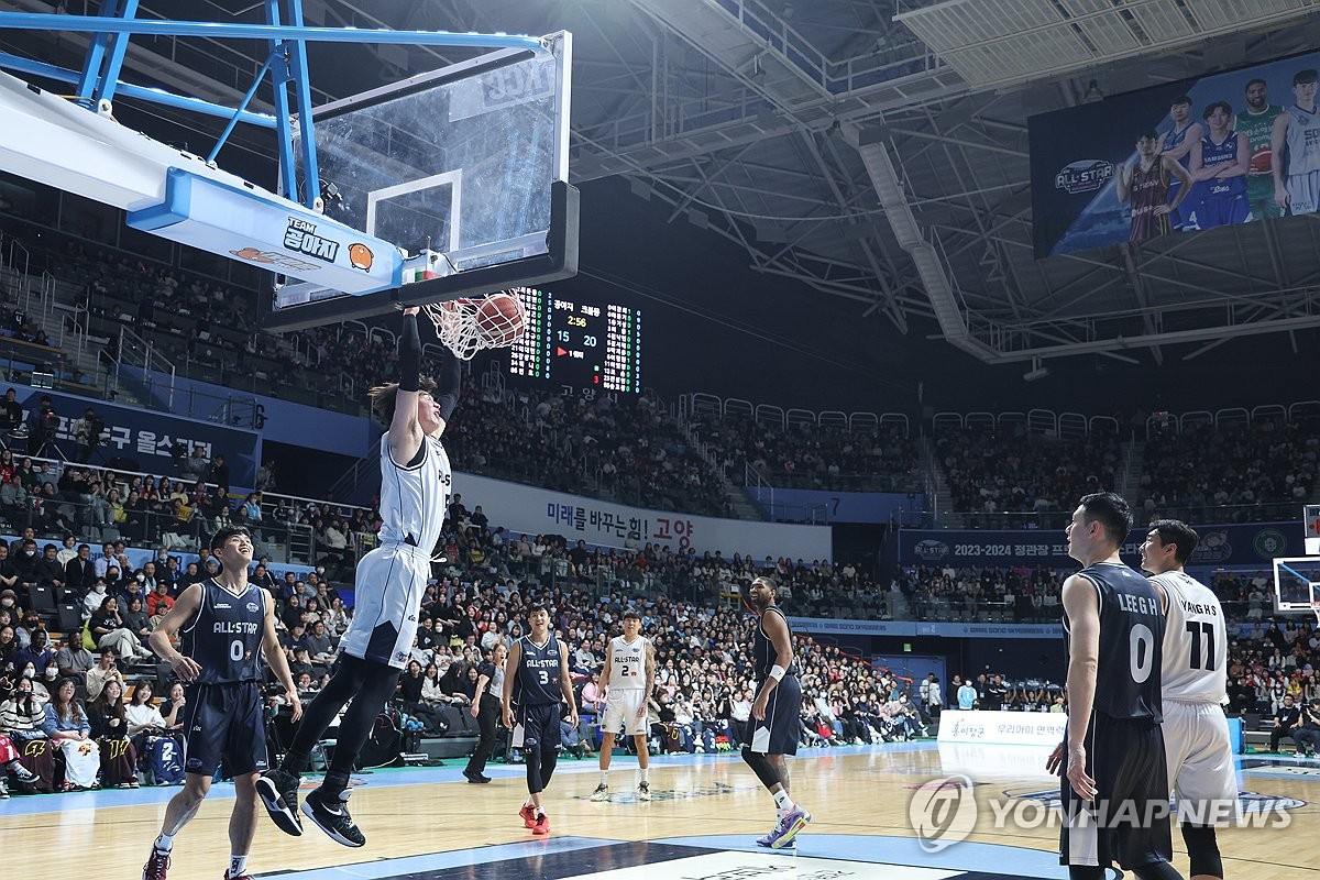 만원 관중 속 농구 축제