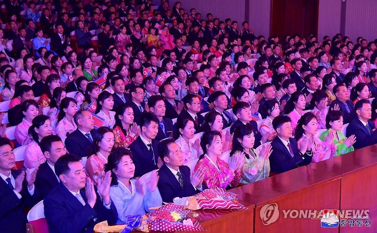 북한, 광명성절 경축 82주년 직총중앙노동자 예술선전대 공연