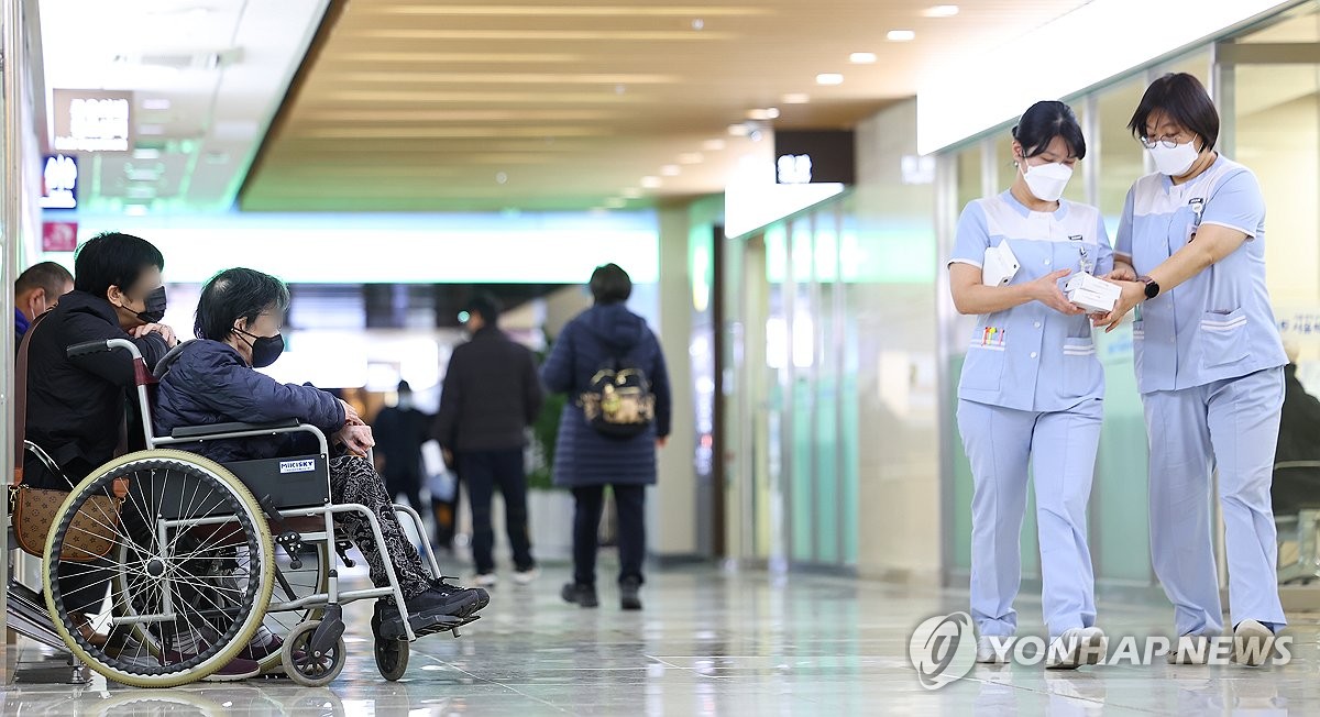 Los pacientes esperan en un hospital estatal en Seúl el 22 de febrero de 2024. (Yonhap)