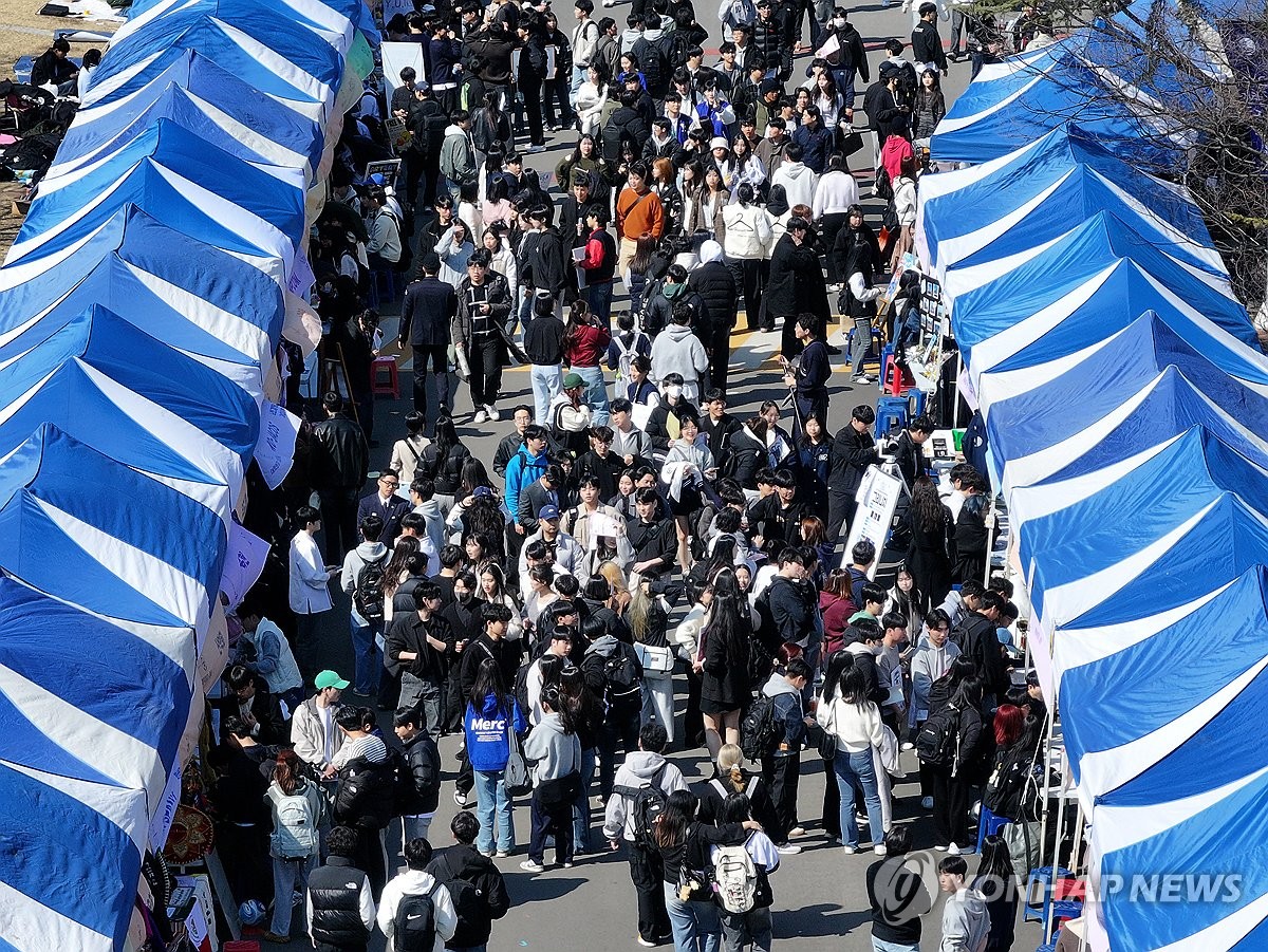 동아리 찾아 나선 대학생들