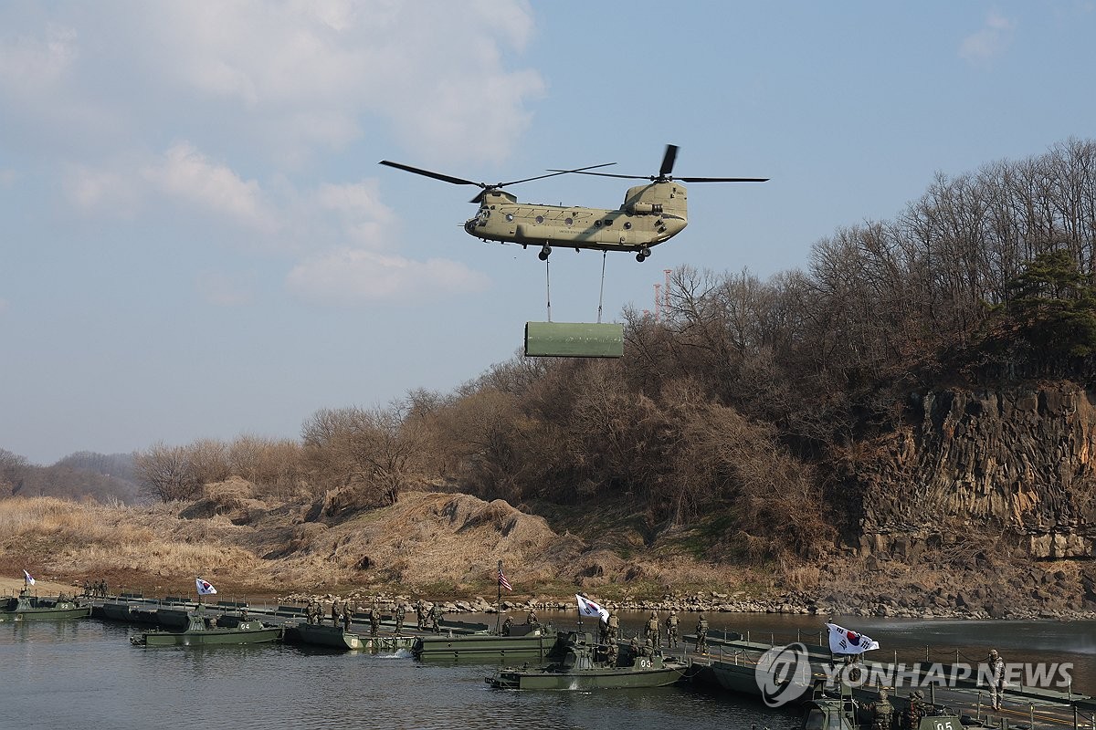 Esta fotografía de archivo, tomada el 20 de marzo de 2024, muestra un helicóptero CH-47D estadounidense transportando un equipo durante un ejercicio de cruce de río entre tropas surcoreanas y estadounidenses en el condado fronterizo de Yeoncheon, 60 kilómetros al norte de Seúl.  (Yonhap)