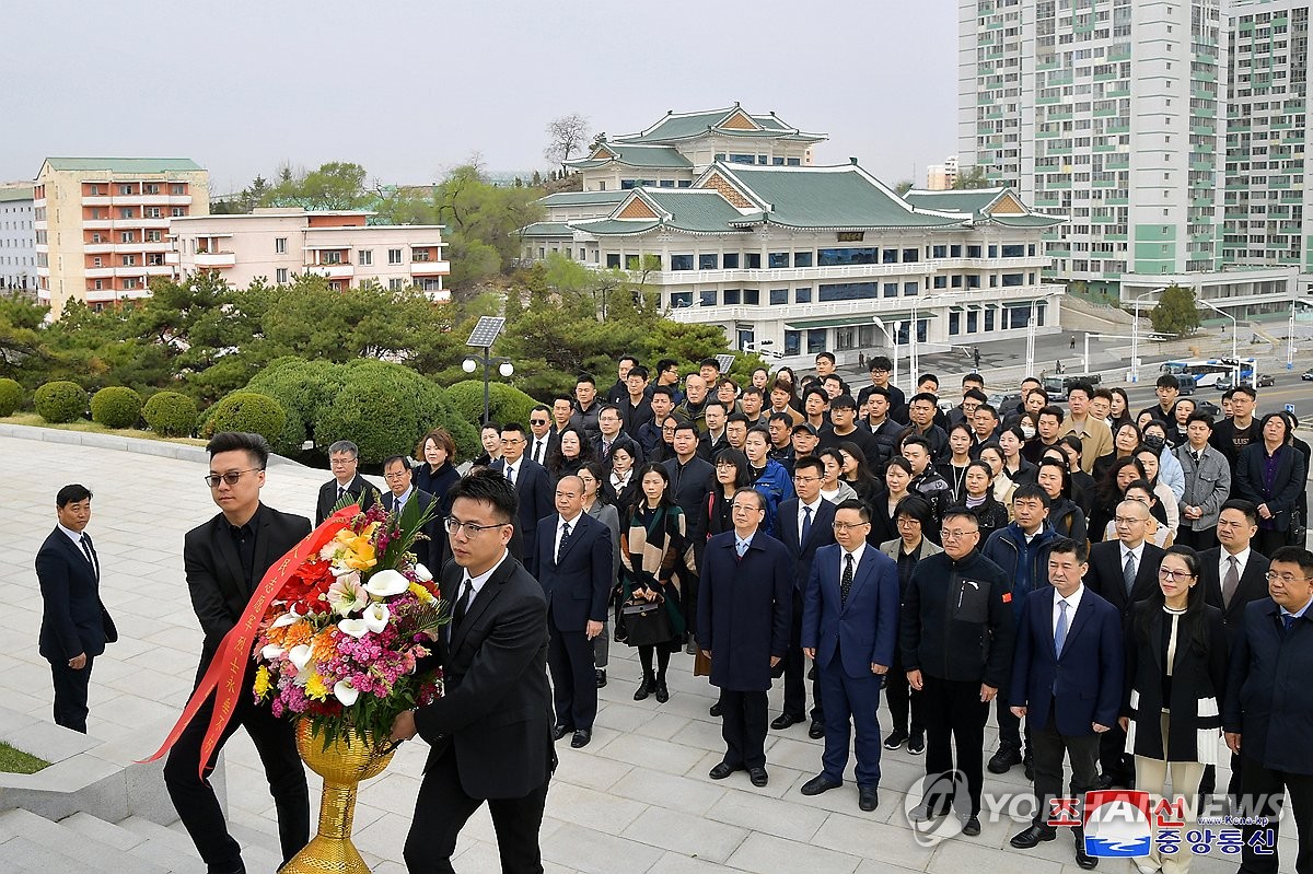 Chinese Art Troupe In N. Korea 