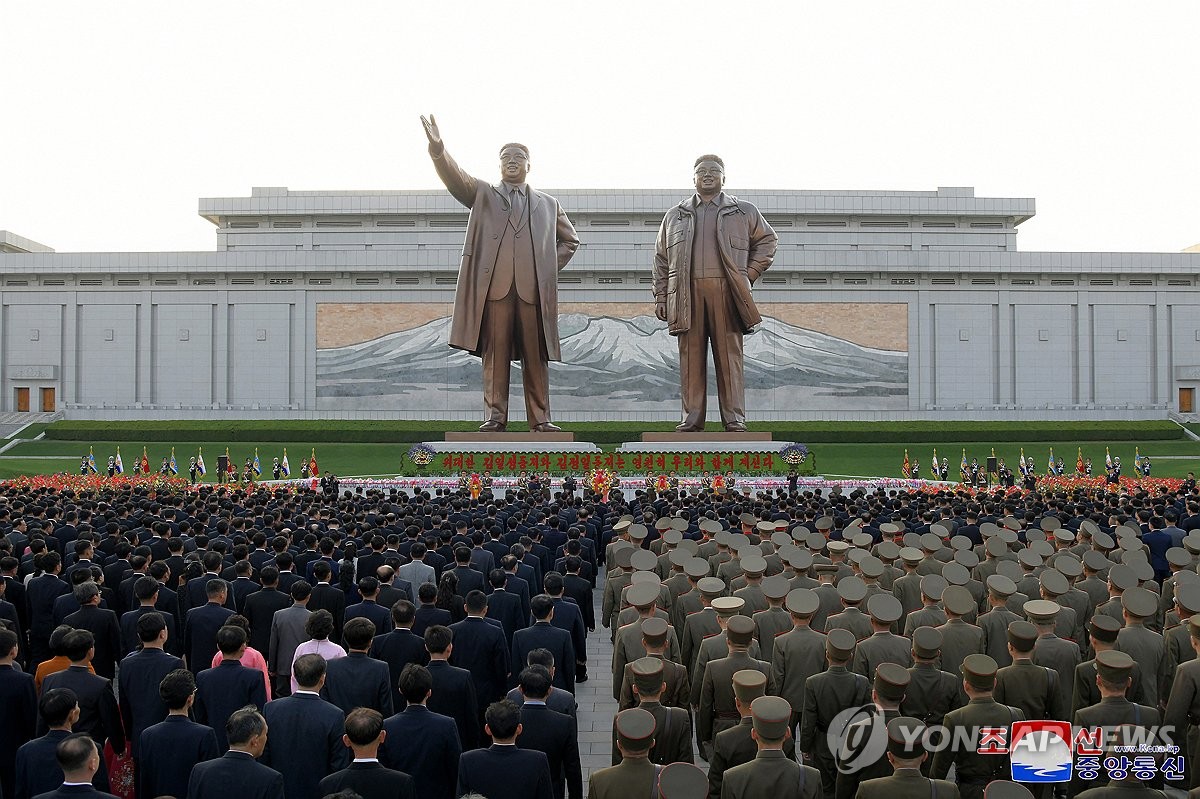 This photo, carried by North Korea's official Korean Central News Agency on April 15, 2024, shows the statues of North Korean late founder Kim Il-sung and former late leader Kim Jong-il on Mansu Hill in Pyongyang as senior party and government officials laid floral baskets in front of the statues on the occasion of the 112th birthday of Kim Il-sung. (For Use Only in the Republic of Korea. No Redistribution) (Yonhap)