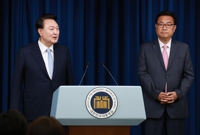 비서실장·정무수석 직접 소개한 尹…1년5개월만에 기자 질문받아(종합)
