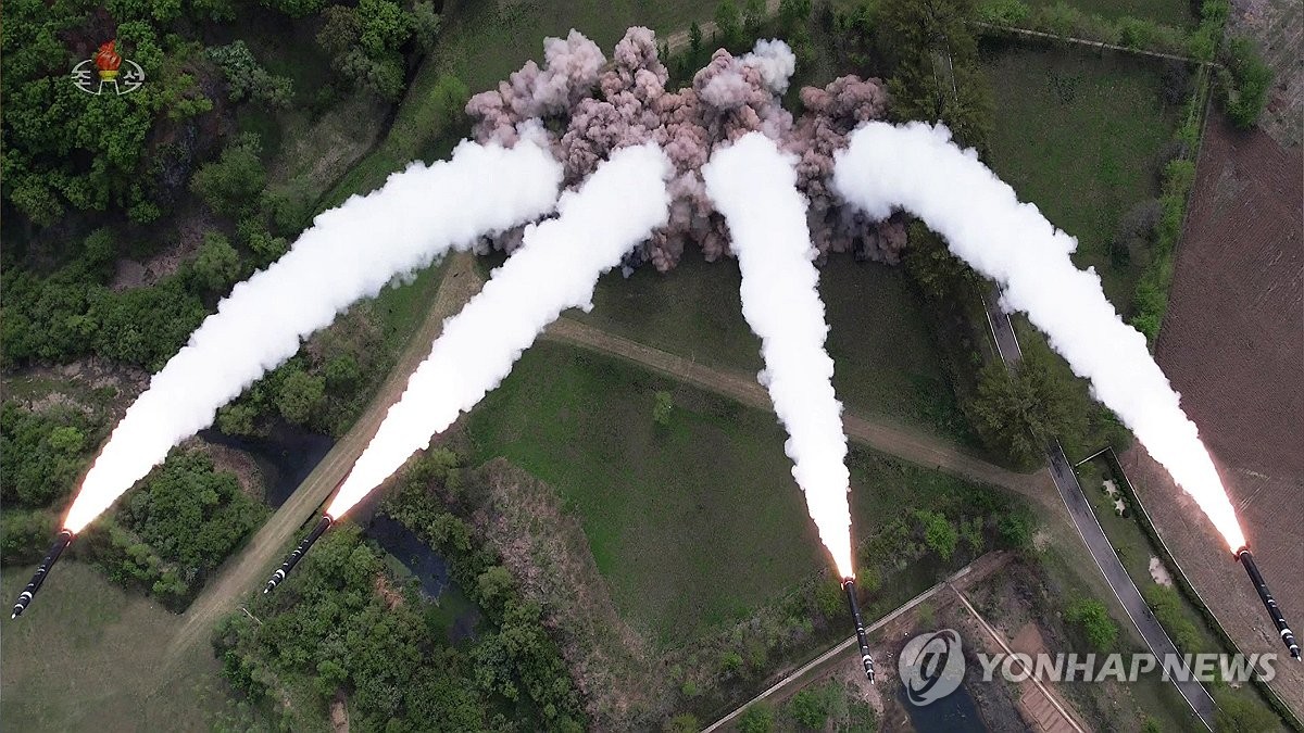 Este 23 de abril de 2024, imágenes de la Televisión Central Coreana de Corea del Norte muestran al Norte disparando lanzacohetes múltiples de gran tamaño.  (Para uso únicamente en la República de Corea. Sin redistribución) (Yonhap)