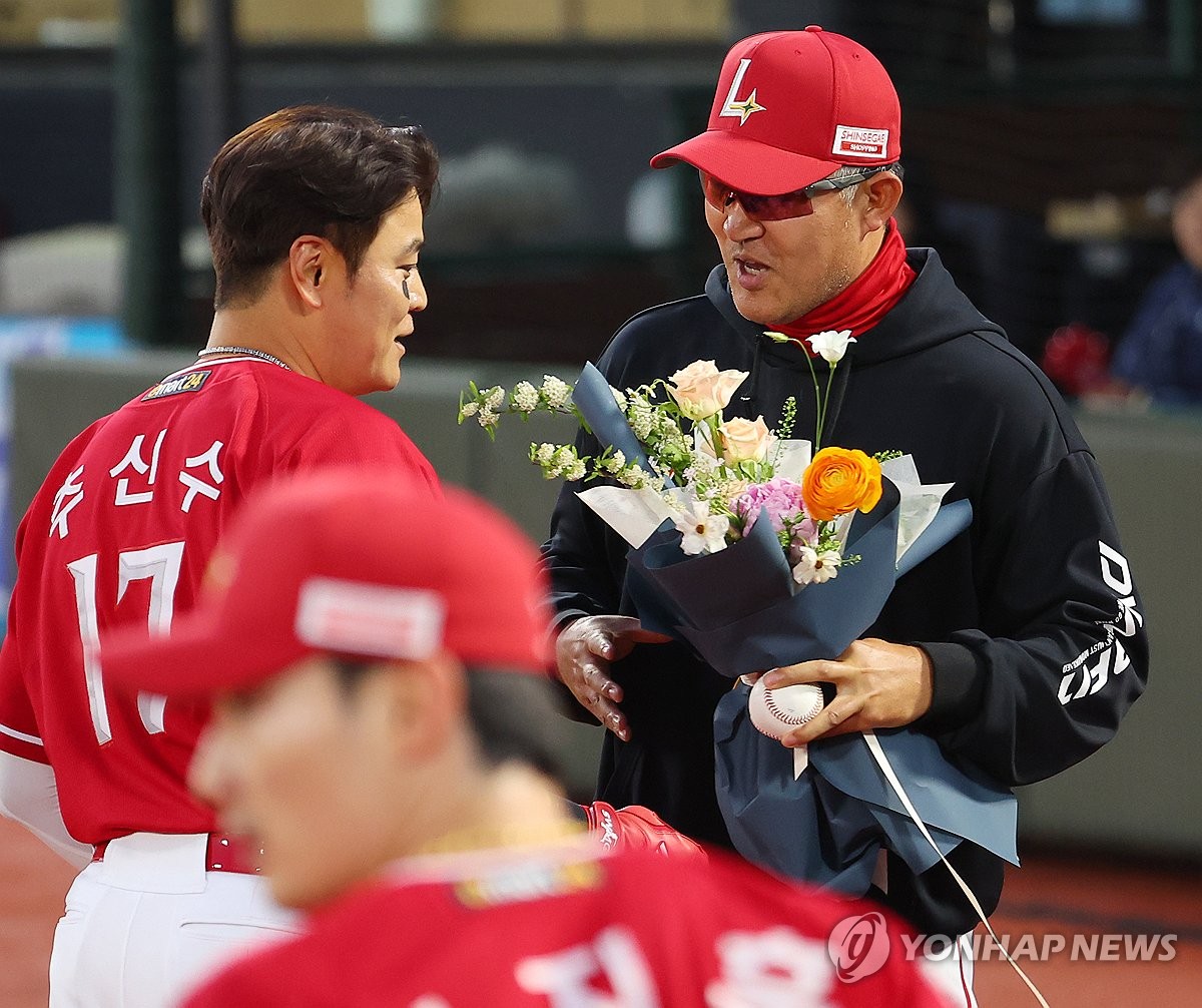 추신수 한미 2천안타 공에 키스