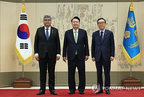 Yoon con el nuevo embajador de Costa Rica ante Corea del Sur