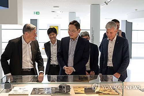 El presidente de Samsung visita Alemania