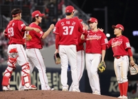 SSG, 선두 KIA 잡고 공동 4위 사수…박성한 4안타