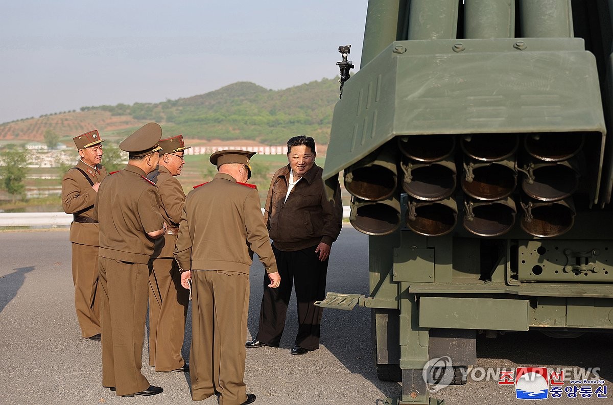 북한 김정은, 신형 240㎜ 방사포탄 시험사격 참관