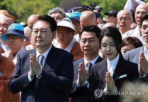 President Yoon Suk Yeol (L) and first lady Kim Keon Hee pray during a Buddhist ceremony marking the return of the 14th-century Buddhist relics from the United States to South Korea held in Yangju, Gyeonggi Province, on May 19, 2024. (Yonhap)