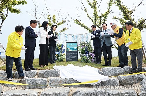 Monument for five S. Korean teenage abductees