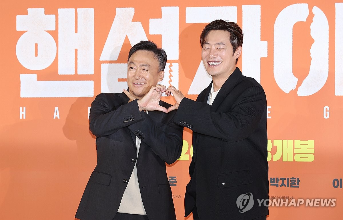 Actors Lee Sung-min (L) and Lee Hee-joon pose for photos during a media event in Seoul to promote their new film, "Handsome Guys," on May 27, 2024. (Yonhap)