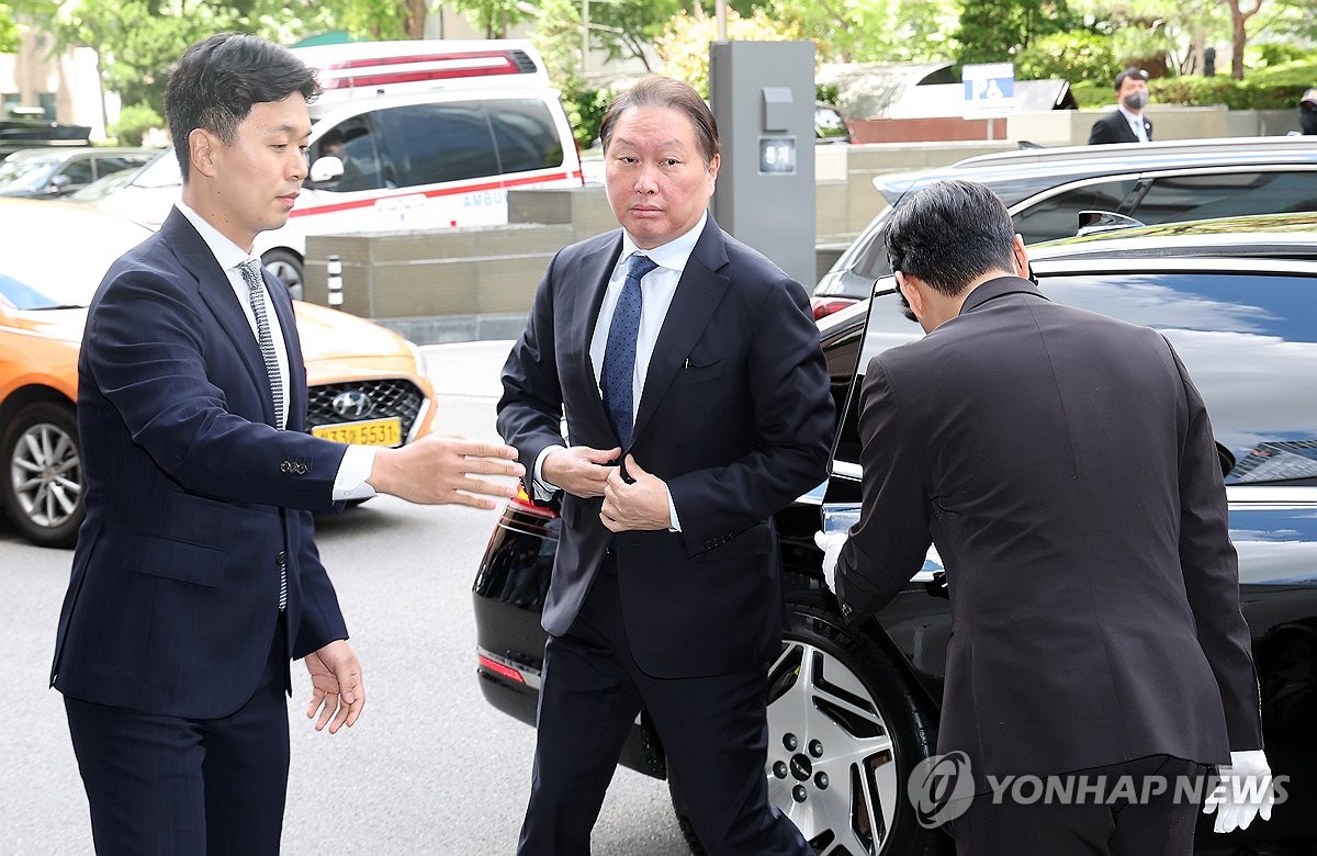 SK Group Chairman Chey Tae-won (C) arrives at a hotel in Seoul for a meeting with UAE President Mohamed bin Zayed Al Nahyan on May 28, 2024. (Pool photo) (Yonhap)
