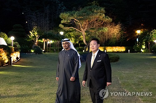 الرئيس يون يلتقي مع الرئيس الإماراتي في مقر إقامته