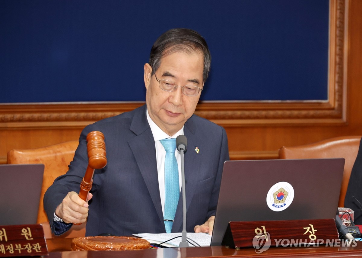 El primer ministro Han Duck-soo golpea el mazo durante una reunión de gabinete en el complejo gubernamental de Seúl el 4 de junio de 2024. (Yonhap)