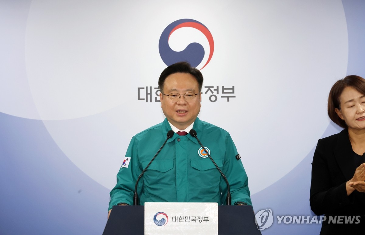 El ministro de Salud, Cho Kyoo-hong, habla durante una rueda de prensa celebrada en Seúl el 4 de junio de 2024. (Yonhap)