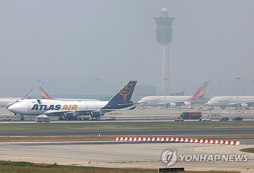 American cargo plane suffers flat tire at Incheon airport