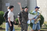 (3rd LD) BTS' Jin returns from military duty amid warm welcome from bandmates