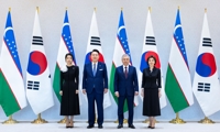Official photo of S. Korean, Uzbek leaders, spouses