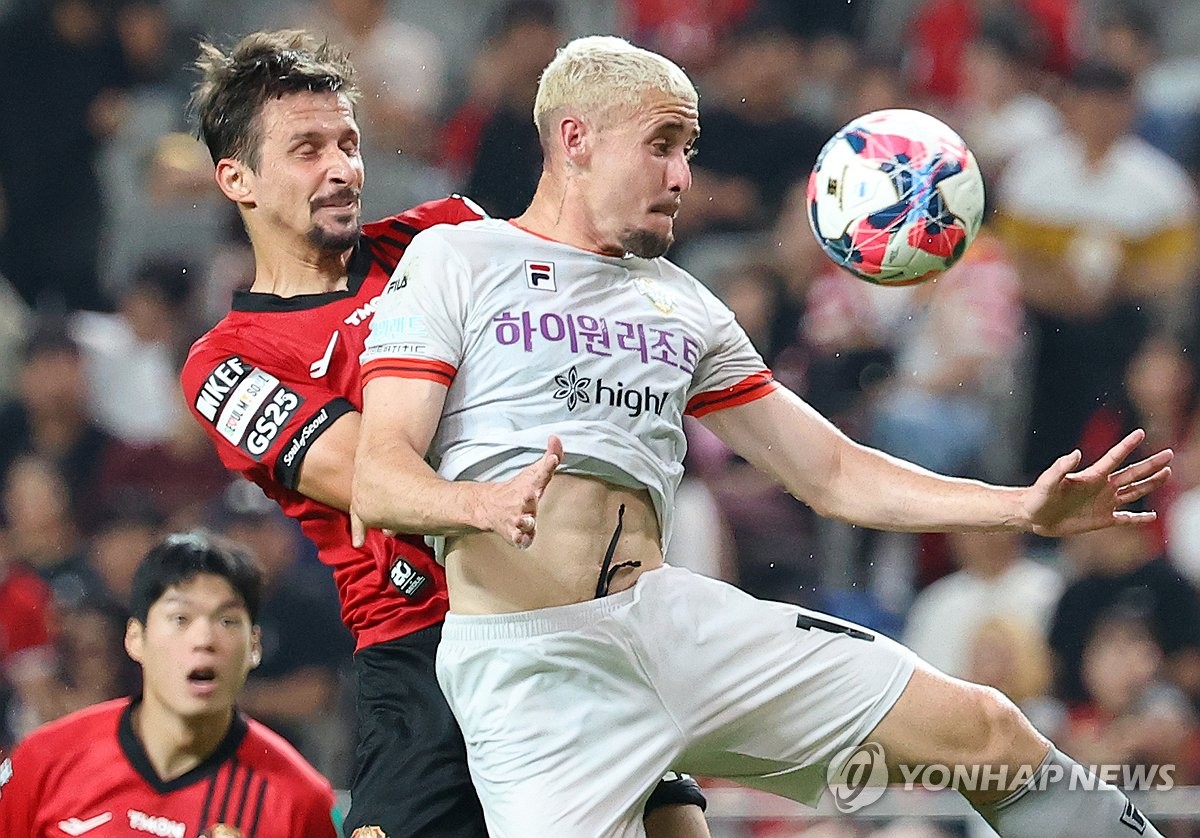 Aleksandar Palocevic of FC Seoul (L) and Jefferson Galego of Gangwon FC battle for the ball during the clubs' round of 16 match of the Korea Cup football tournament at Seoul World Cup Stadium in Seoul on June 19, 2024. (Yonhap)