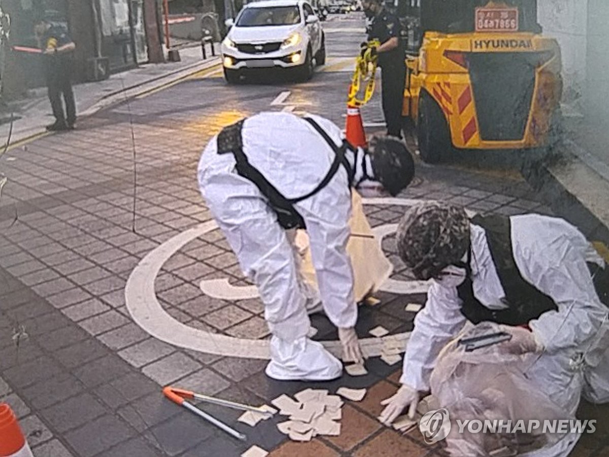 Personal militar recoge restos de globos que transportan basura enviados por Corea del Norte en un barrio del noreste de Seúl en esta fotografía proporcionada por el Estado Mayor Conjunto el 25 de junio de 2024. (FOTO NO A LA VENTA) (Yonhap)