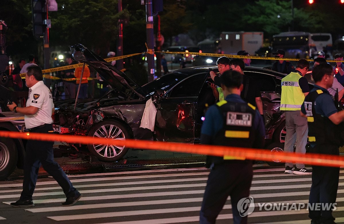 Una intersección cerca del Ayuntamiento de Seúl en el centro de la ciudad está acordonada después de un accidente automovilístico mortal el 1 de julio de 2024. (Yonhap)