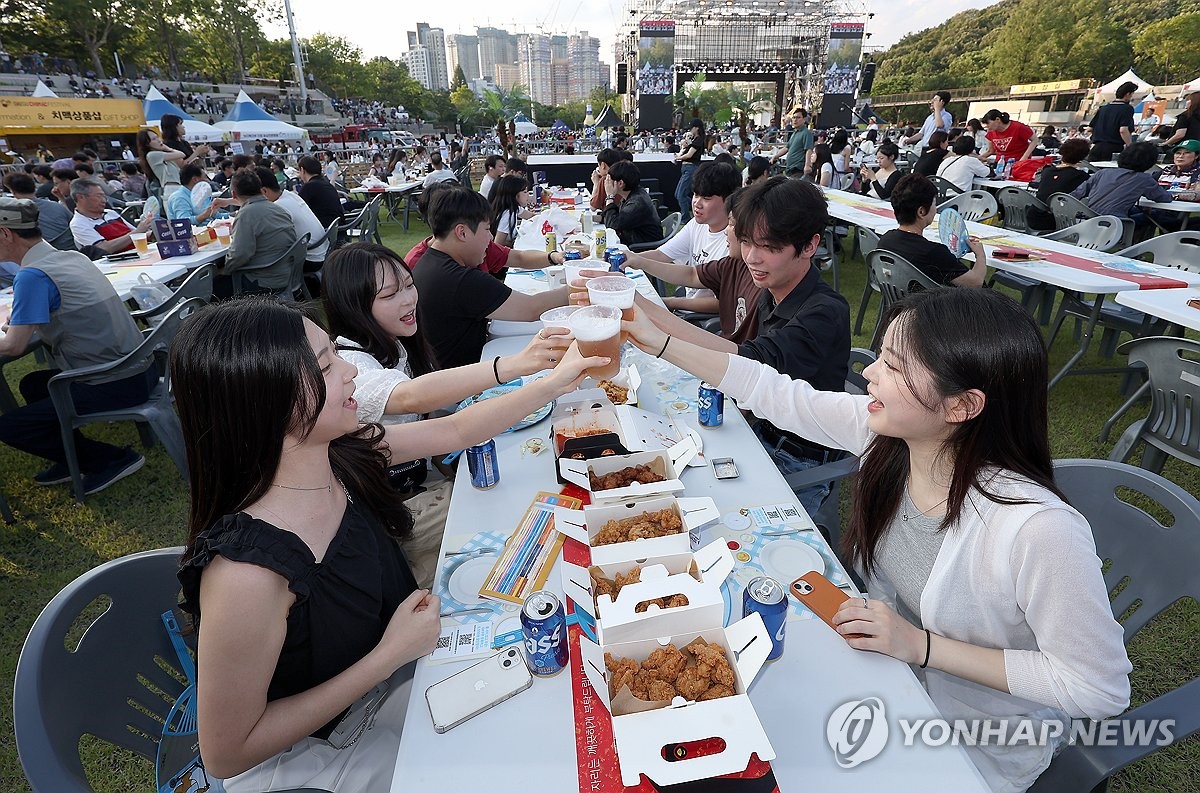 더위 잊은 '치맥' 축제