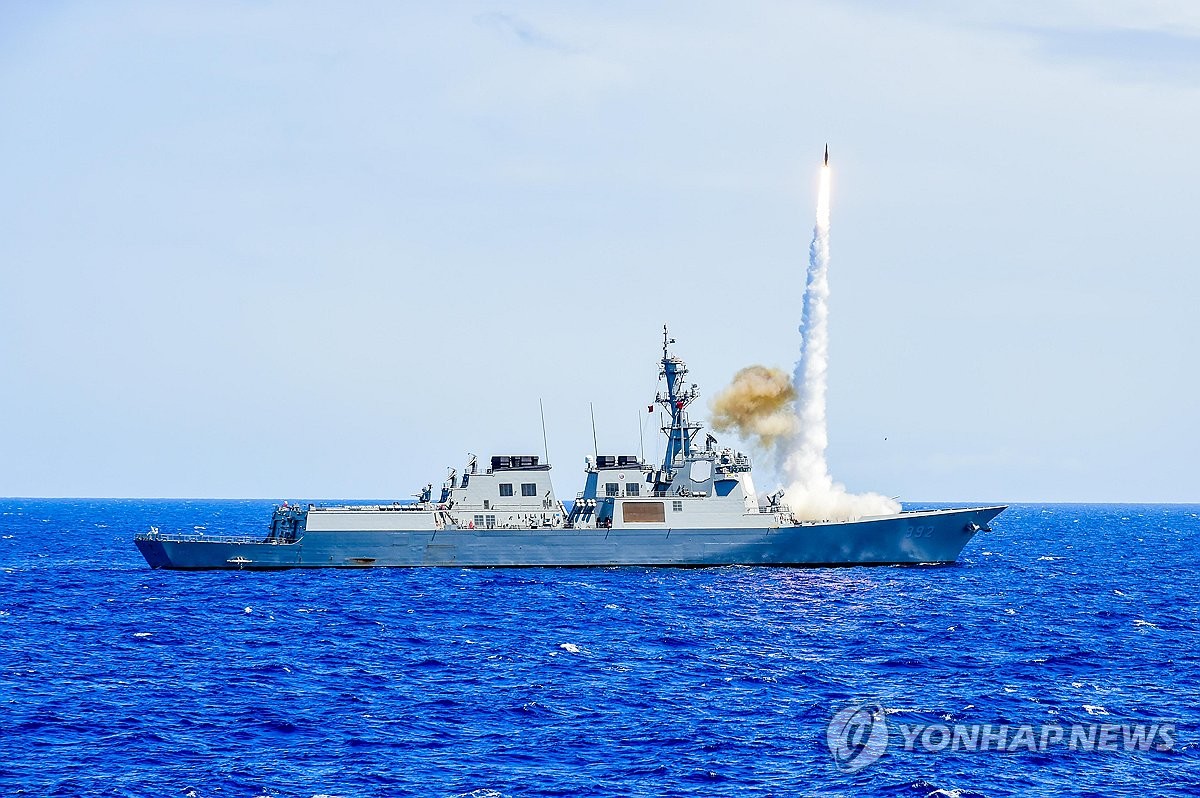 SM-2 함대공유도탄 발사하는 율곡이이함