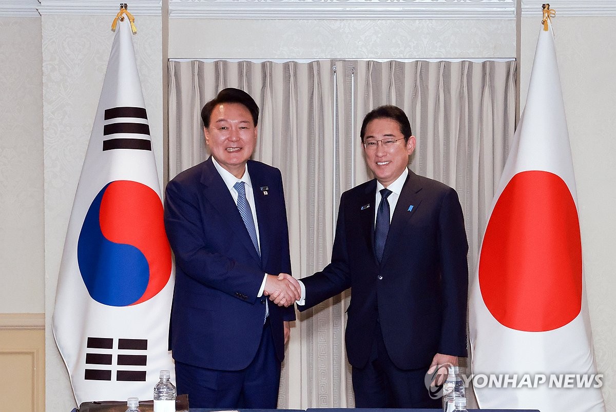 En esta foto de archivo, el presidente de Corea del Sur, Yoon Suk Yeol (izq.), y el primer ministro japonés, Fumio Kishida, se dan la mano durante su reunión en Washington, D.C., el 10 de julio de 2024, en el marco de la cumbre de la Organización del Tratado del Atlántico Norte. (Yonhap)