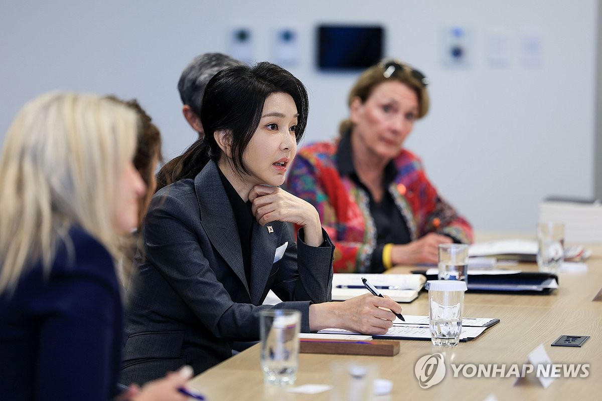 La primera dama Kim Keon Hee (centro) (Yonhap)