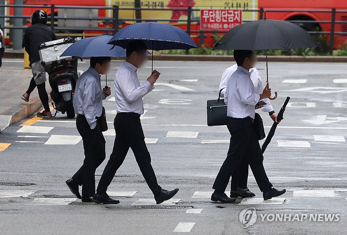 강남역 인근 이동하는 직장인들