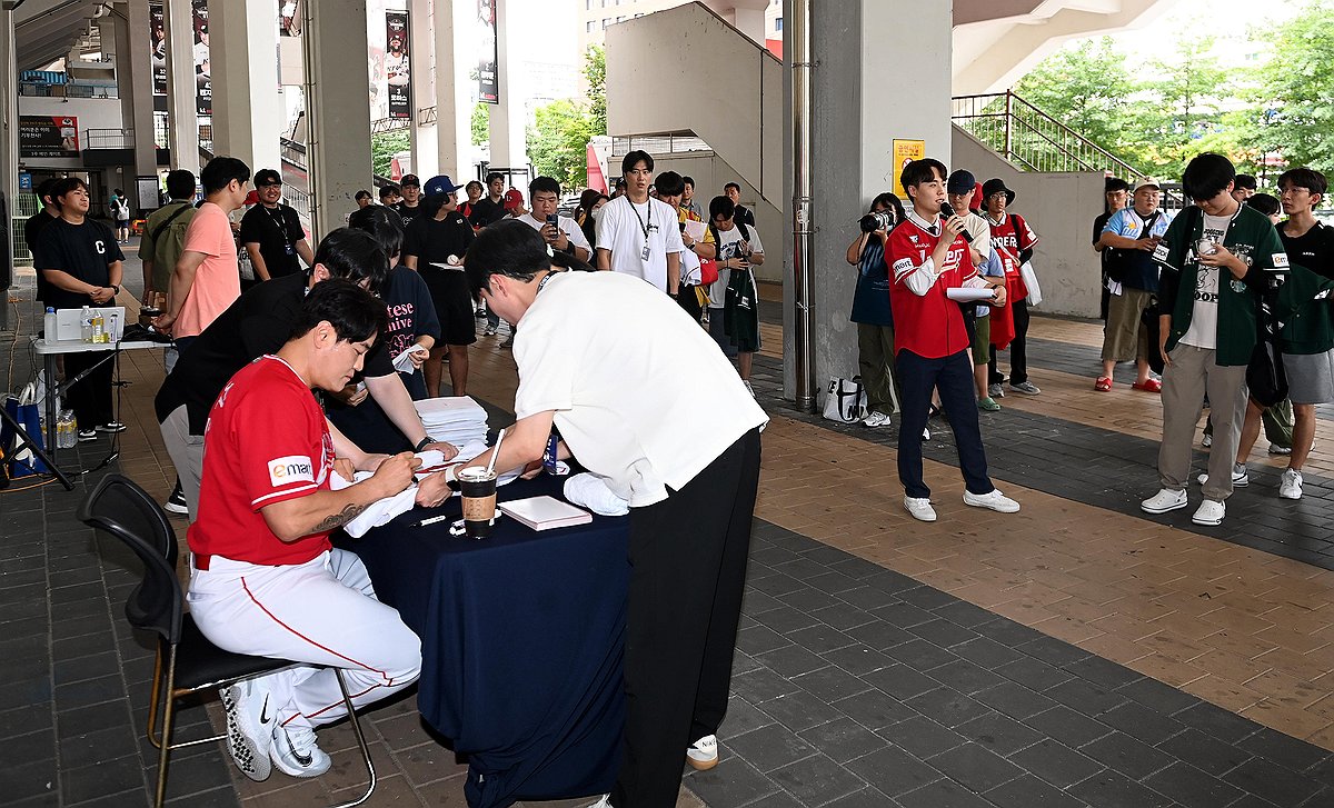 SSG 추신수 은퇴식은 내년에…순위 싸움 중인 팀 상황 고려