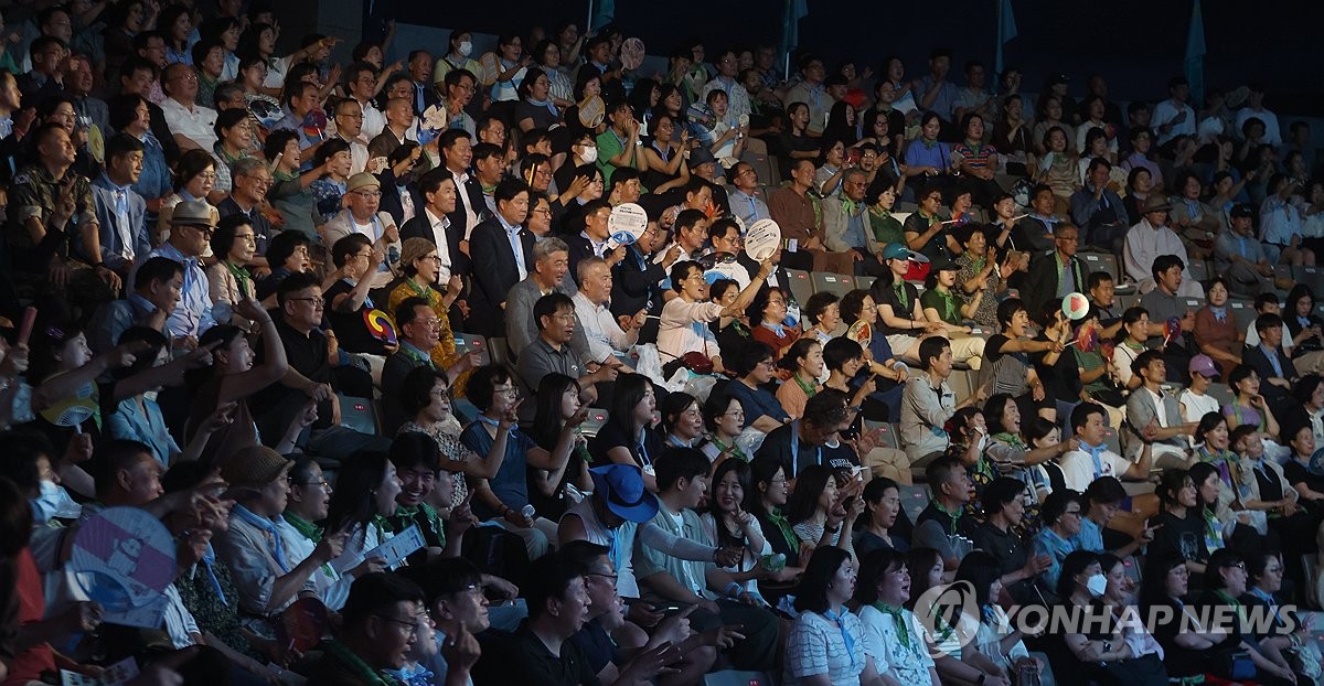 제24회 밀양공연예술축제 개막식, 관객 환호