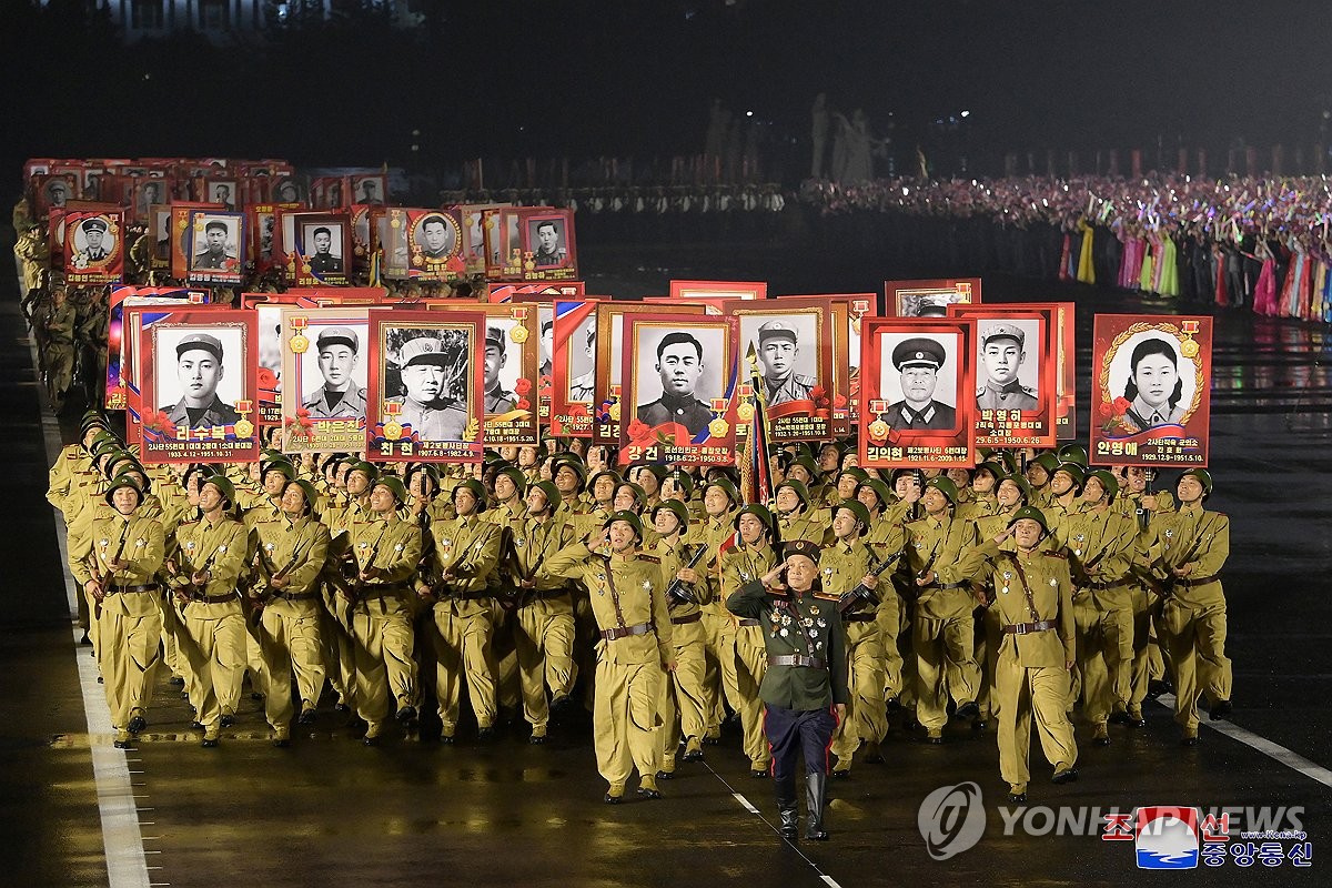 Corea del Norte realiza una marcha conmemorativa en Pyongyang el 27 de julio de 2024, en el marco del 71.º aniversario de la firma del armisticio que puso fin a la Guerra de Corea (1950-53). Esta fotografía fue publicada por la Agencia Central de Noticias de Corea al día siguiente. (Para uso exclusivo en la República de Corea. Prohibida su redistribución) (Yonhap)