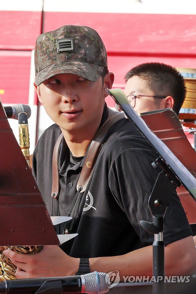 화천토마토축제장서 공연하는 방탄소년단 RM