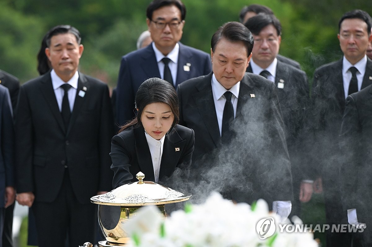 윤석열 대통령 부부, 육영수 여사 서거 50주기 맞아 묘역에 헌화 분향