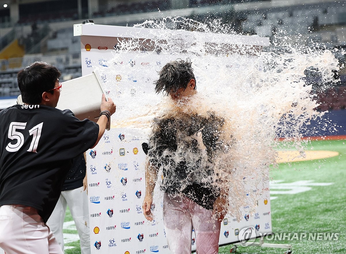 선발투수의 강렬한 축하법