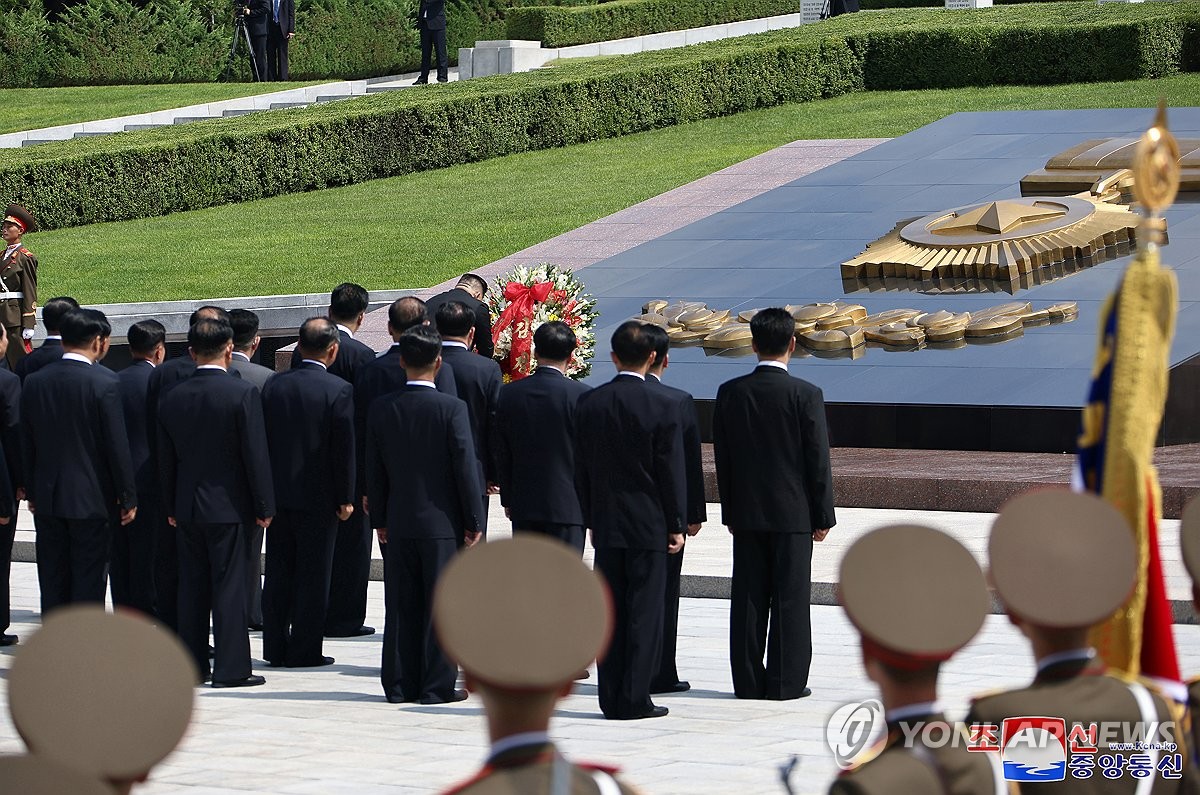 Esta fotografía, publicada por la Agencia Central de Noticias de Corea del Norte, el 16 de agosto de 2024, muestra al líder Kim Jong-un visitando el Cementerio de los Mártires Revolucionarios en el Monte Taesong el día anterior para conmemorar el 79 aniversario de la liberación de Corea del régimen colonial japonés de 1910-45. (Para uso exclusivo en la República de Corea. Prohibida su redistribución) (Yonhap)