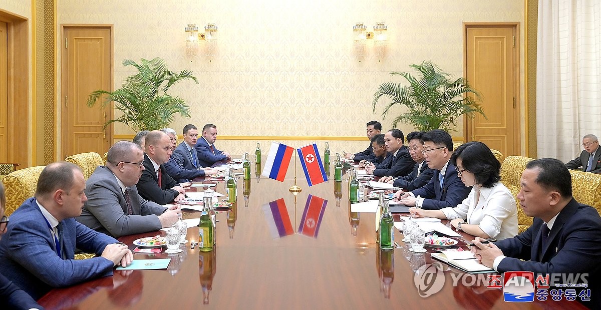 Esta fotografía, publicada por la Agencia Central de Noticias de Corea del Norte (KCNA) el 8 de agosto de 2024, muestra al ministro de Relaciones Económicas Exteriores de Corea del Norte, Yun Jong-ho (der., centro) y al viceministro de Industria y Comercio de Rusia, Roman Chekushov (izq., centro), manteniendo conversaciones en Pyongyang, el día anterior. (Para uso exclusivo en la República de Corea. Prohibida su redistribución) (Yonhap)