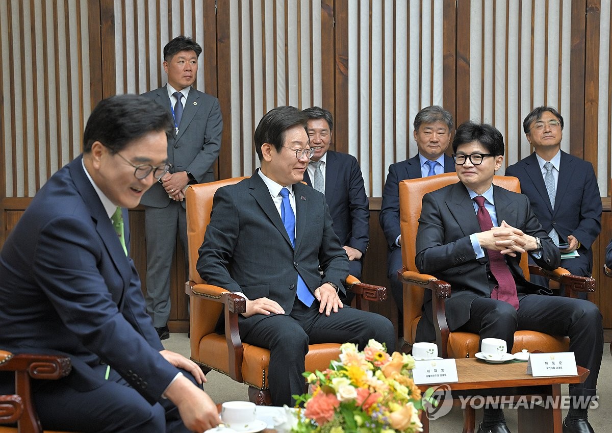 환담하는 국회의장과 당대표들