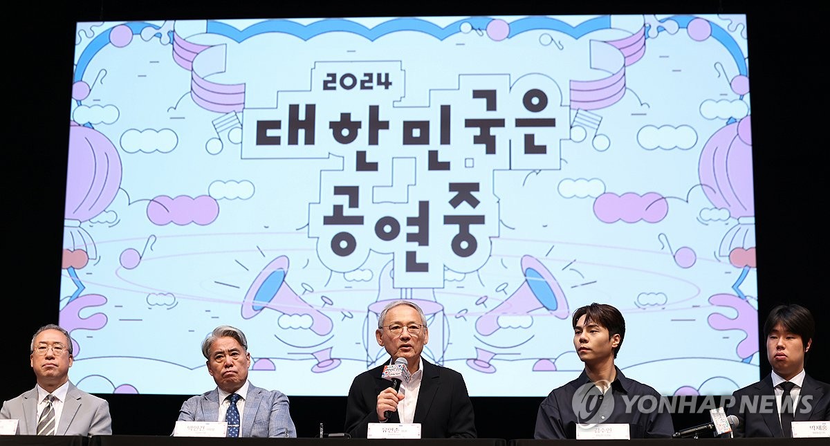 취재진 질문에 답하는 유인촌 장관