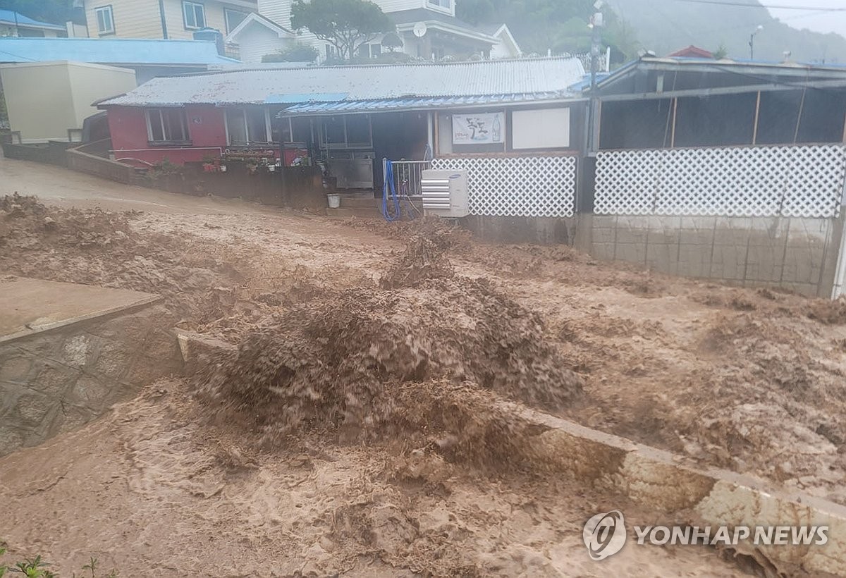 '호우경보' 물 폭탄 맞은 울릉도