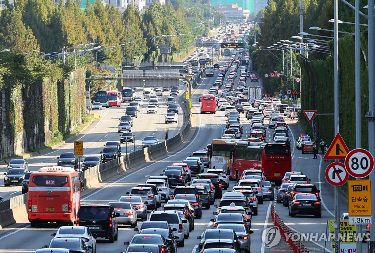 Largas filas de vehículos atascan la autopista Gyeongbu en el distrito de Seocho, en el sur de Seúl, el 14 de septiembre de 2024, el primer día de la prolongación de las vacaciones de Chuseok. (Yonhap)