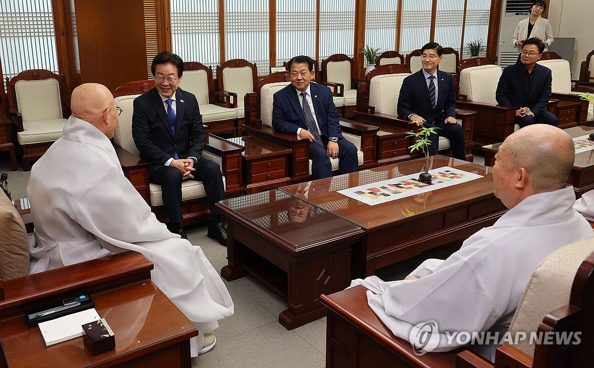 진우스님 예방한 이재명 대표