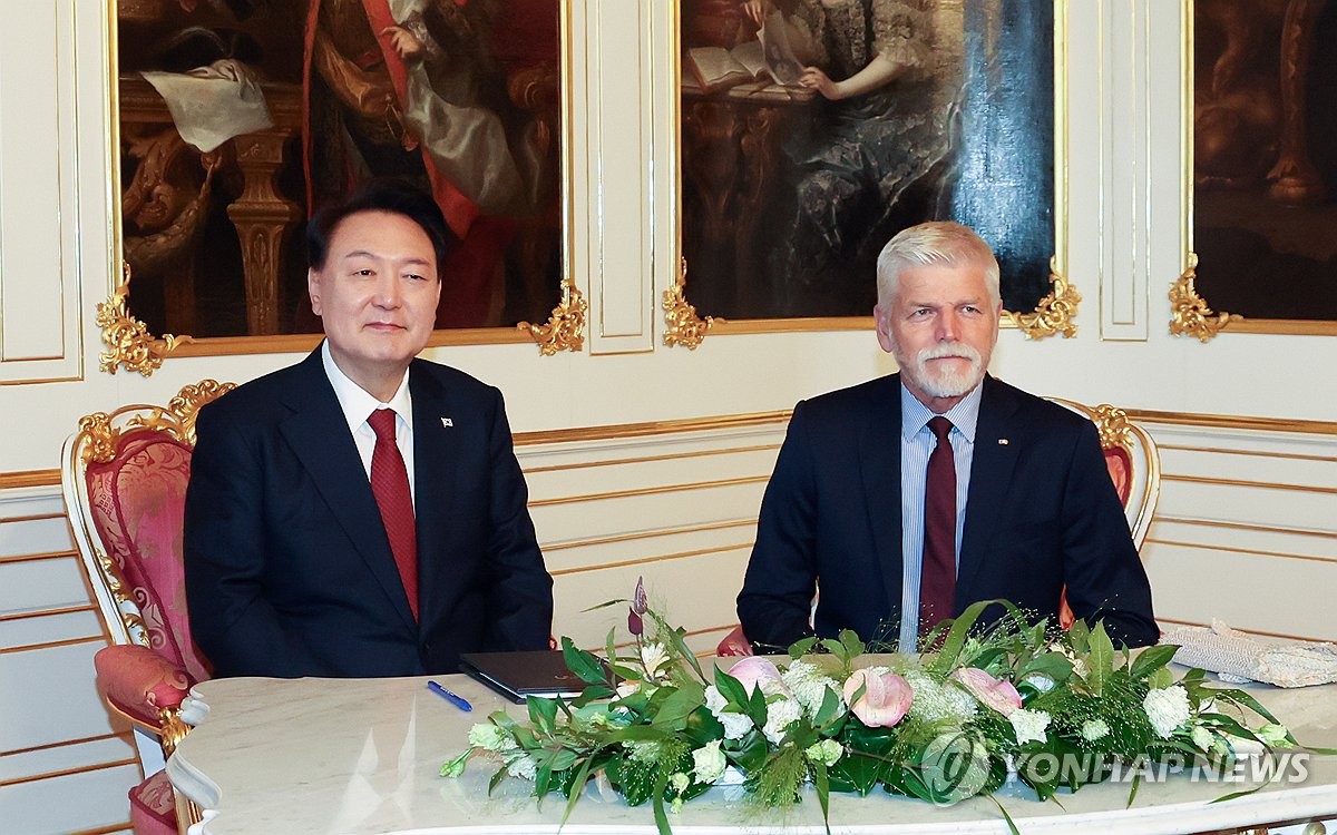 El presidente Yoon Suk Yeol (izq.) y el presidente checo, Petr Pavel, se reúnen en el Castillo de Praga, en la República Checa, el 20 de septiembre de 2024. (Yonhap)