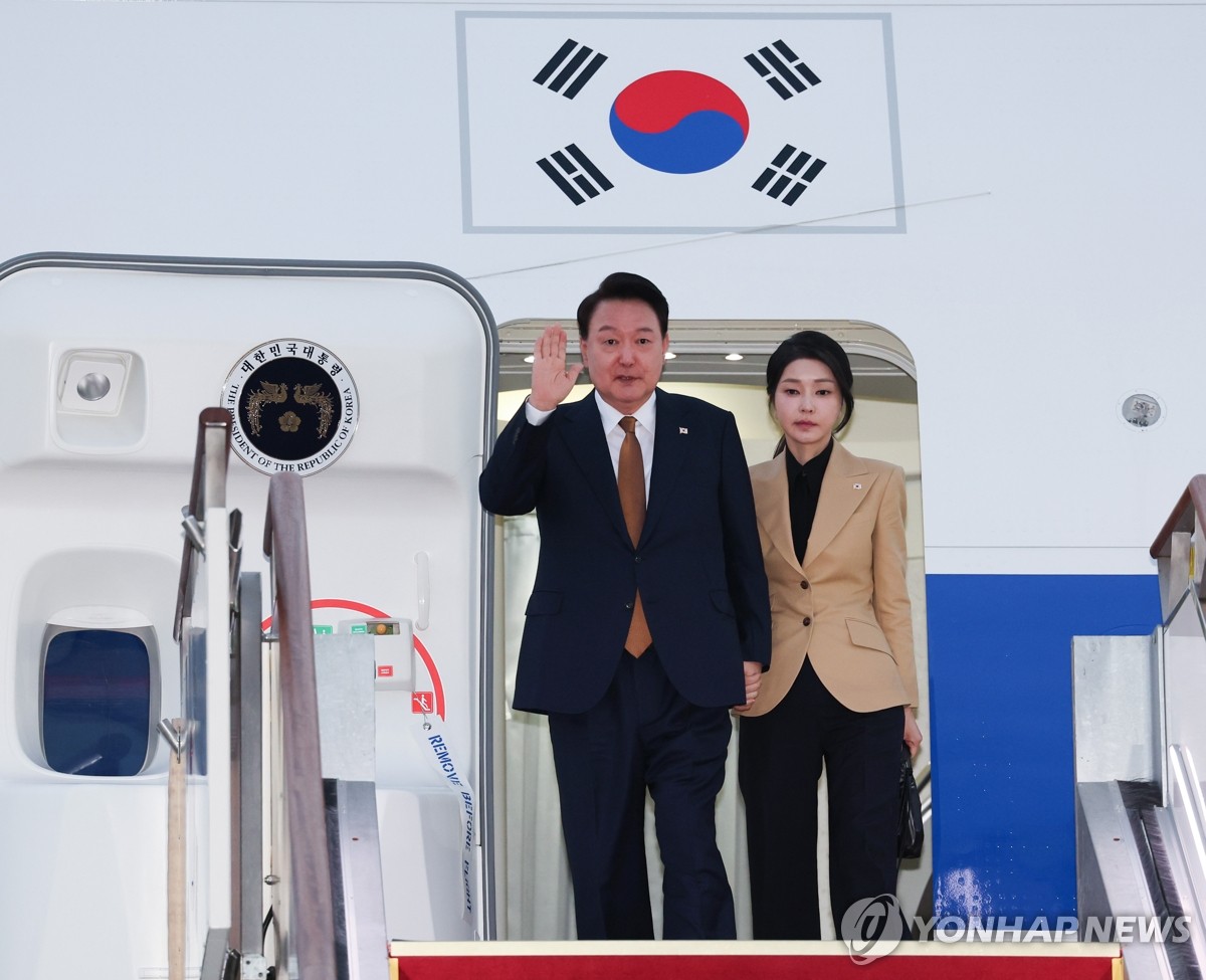 El presidente Yoon Suk Yeol (izq.) y la primera dama Kim Keon Hee llegan a la Base Aérea de Seúl en Seongnam, al sur de Seúl, después de su viaje a la República Checa, en esta fotografía de archivo del 22 de septiembre de 2024. (Yonhap)