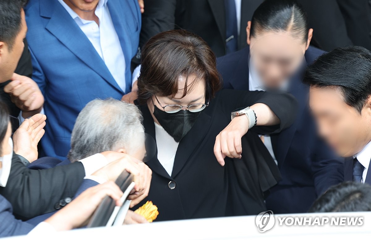 La jefa de la oficina del distrito de Yongsan, Park Hee-young (centro), abandona un tribunal en Seúl el 30 de septiembre de 2024, después de ser absuelta de sus cargos por la mortal aglomeración de multitudes de 2022 en el distrito Itaewon de Seúl. (Yonhap)