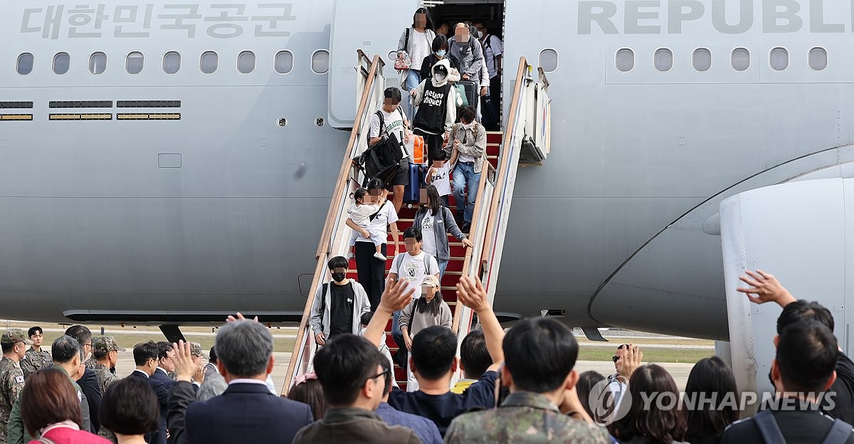 Los ciudadanos surcoreanos que se encuentran en el Líbano descienden de un avión militar en la Base Aérea de Seúl, en Seongnam, justo al sur de Seúl, el 5 de octubre de 2024, cuando el avión de transporte militar KC-330 que transportaba a 96 ciudadanos llegaba a casa desde el país de Oriente Medio en medio de fuerzas militares. Tensiones entre Israel y el grupo militante Hezbollah. (Yonhap)